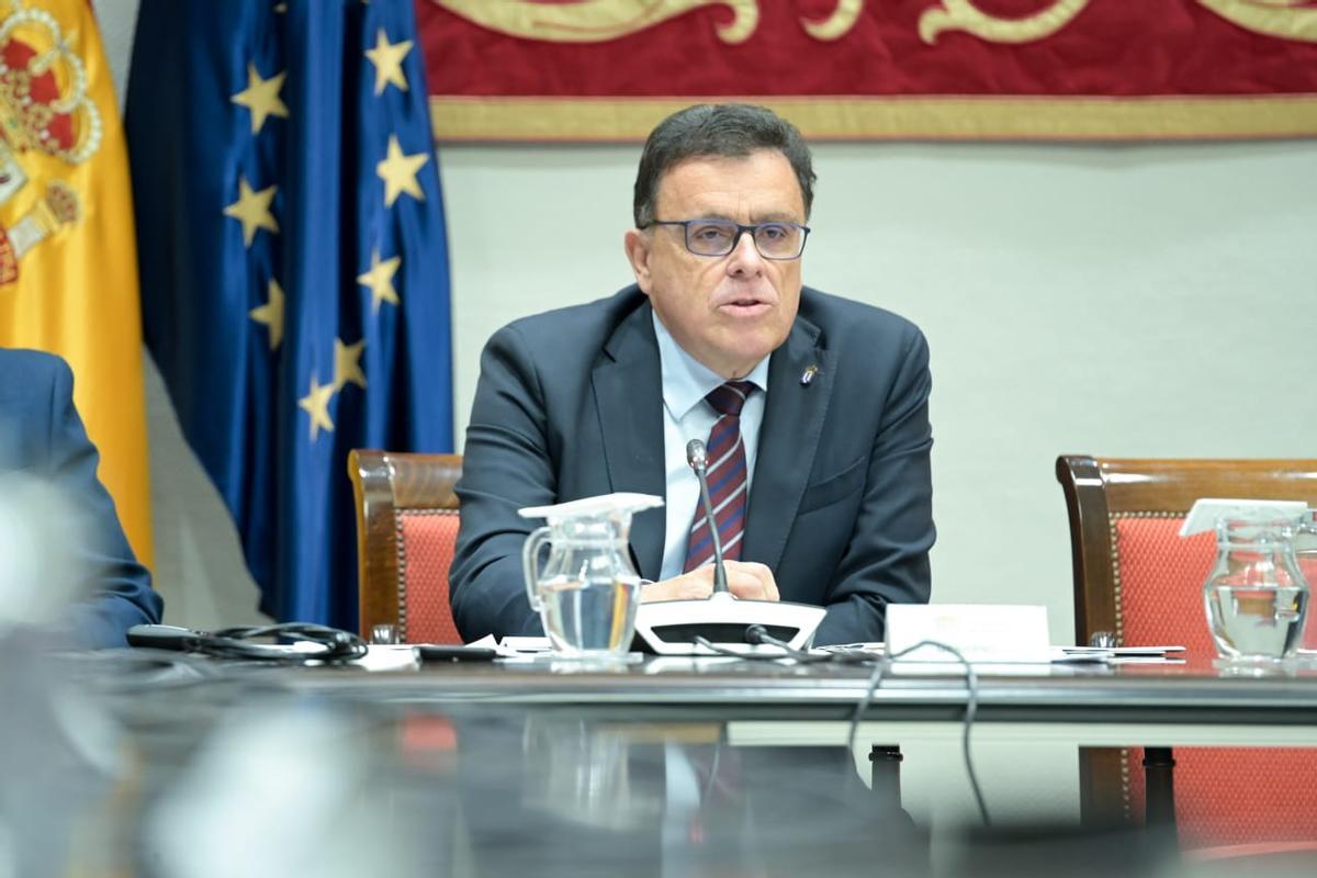 El consejero Manuel Miranda durante su intervención en el Parlamento.