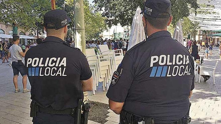 Agentes de la PolicÃ­a Local de Llucmajor patrullan una calle del municipio.