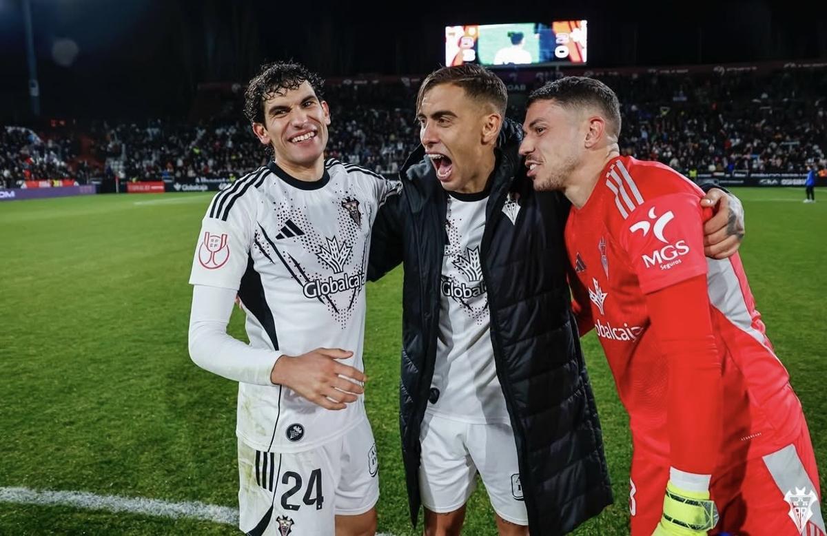Jesús Vallejo (izquierda) junto a los grancanarios Jefté Betancor y el guardameta Raúl Lizoain.