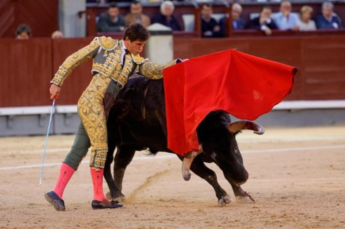 El torero Daniel Luque da un pase durante la corrida de la Feria de San Isidro en las Ventas