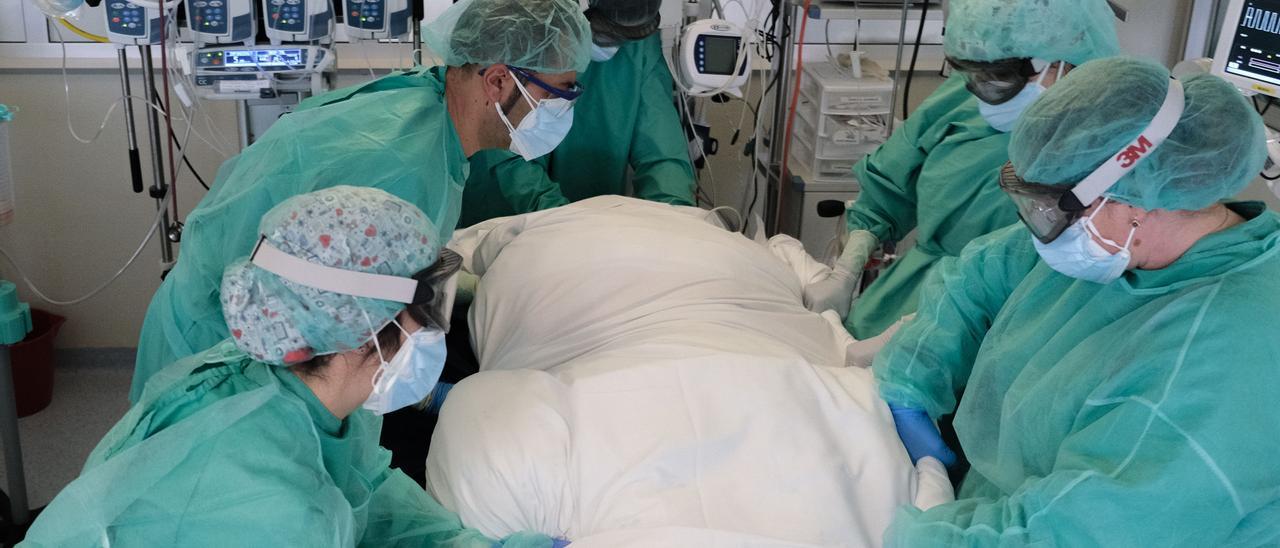 Personal facultativo, de enfermería y auxiliares atiende a un paciente covid durante la tercera ola en la UCI del Hospital Universitario de Torrevieja