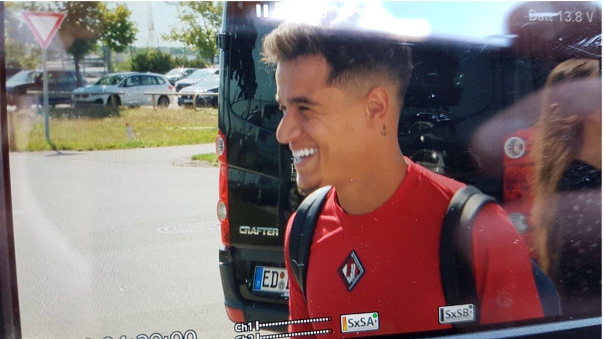 Coutinho llegó a Alemania sonriente