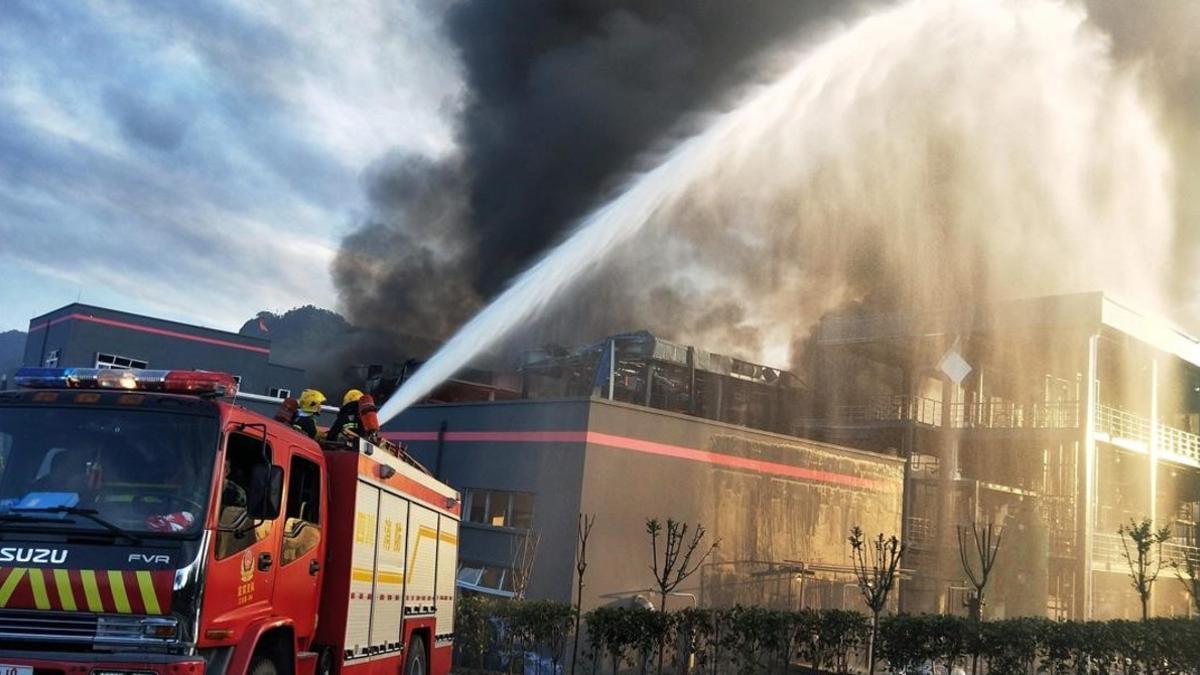 Los bomberos durante las tareas de extinción del incendio, este jueves en China.