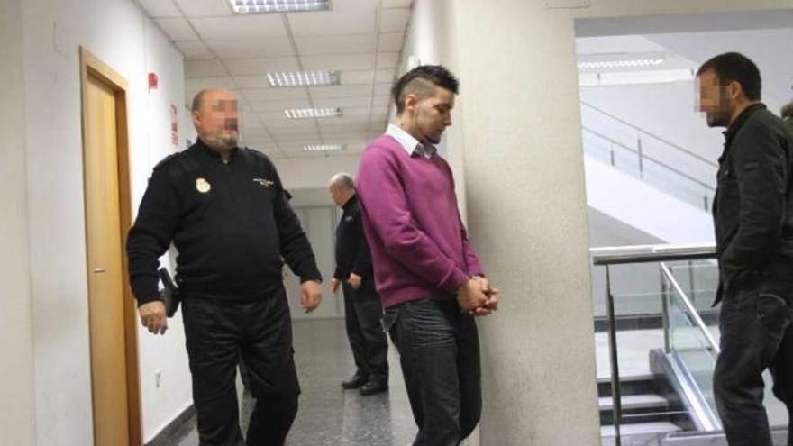El condenado en firme, Jonatan Carballo, llega esposado al juicio el pasado mes de diciembre.  // I. Osorio