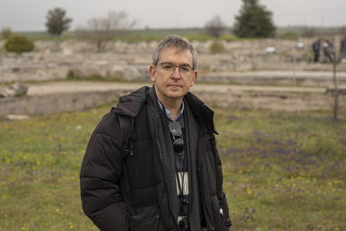 Santiago Posteguillo, la pasada semana, entre los restos de la antigua ciudad macedonia de Pella (Grecia), donde nació Alejandro Magno.