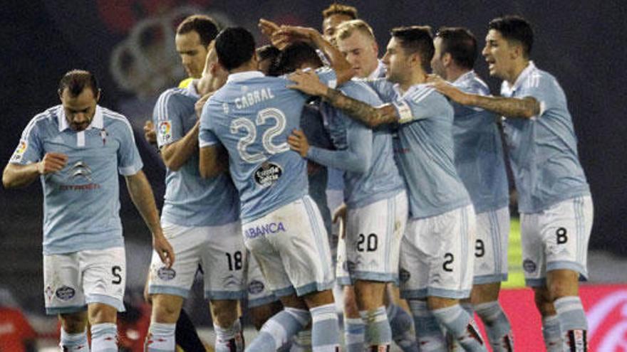 Los jugadores del Celta celebran el segundo gol del equipo