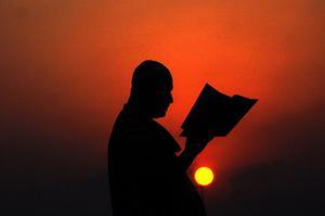 Un home llegeix l’Alcorà durant les pregàries matinals del primer dia del Ramadà, en una mesquita a la ciutat de Jenín (Palestina).