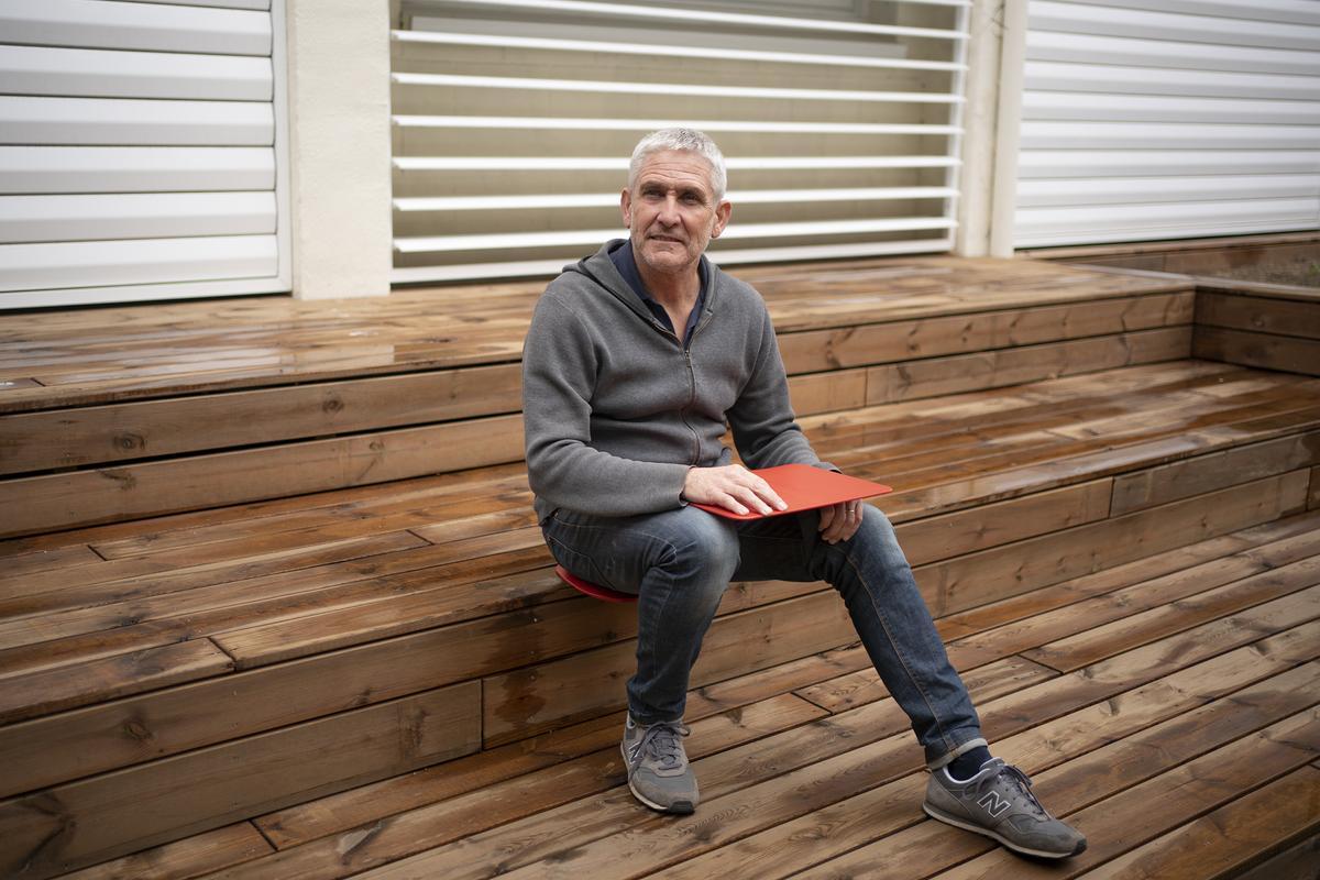 Salvador Rovira, director del IES Salvat Papasseit de Barcelona, en una de las sillas que utilizan para las clases en el exterior.