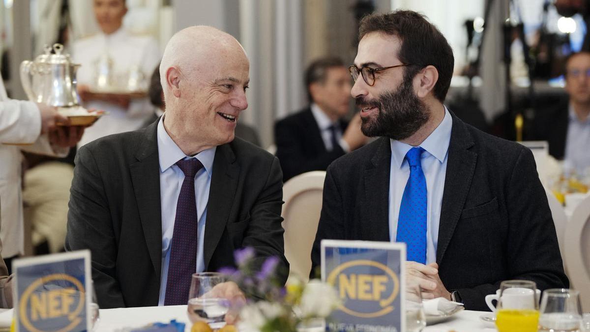 El presidente de la EBA, José Manuel Campa, conversa con el ministro de Economía, Carlos Cuerpo.