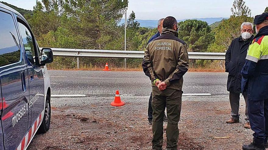 El diputat Josep Tarín (de cara) en un dels punts de control, diumenge