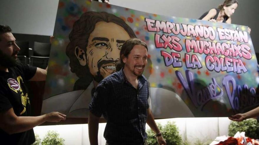 Iglesias, en el inicio de su reunión en un cine con representantes de los círculos de Madrid. // Efe