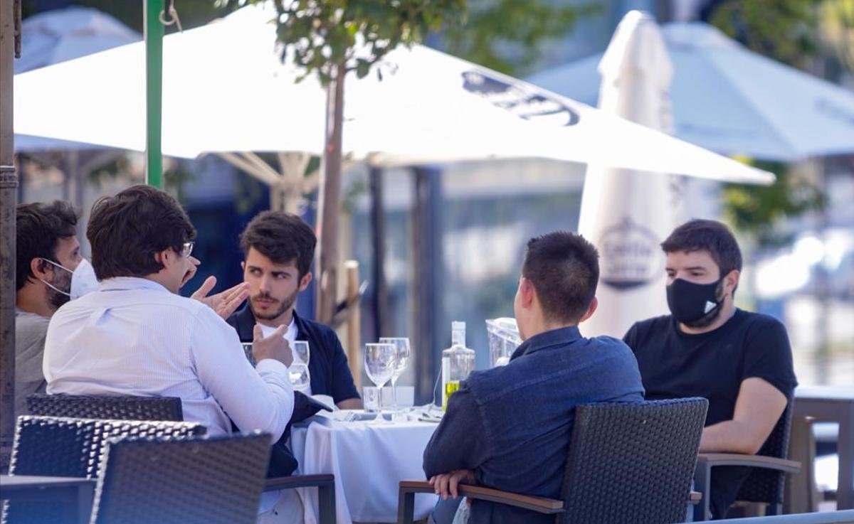 Un grupo de chicos en una terraza en un bar de Madrid.