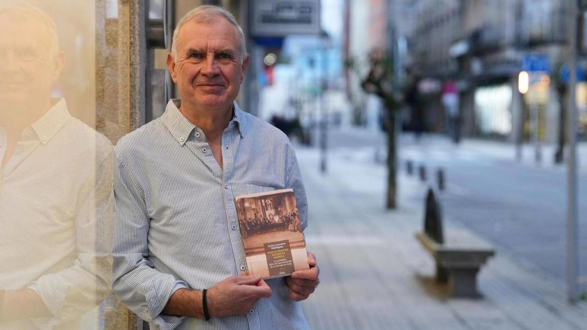 Carlos Loureiro, co seu último libro sobre o asociacionismo estradense.