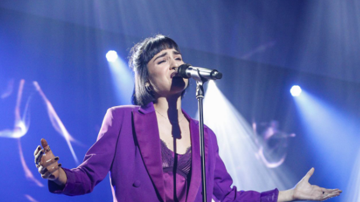 Natalia con el blazer morado de Bershka