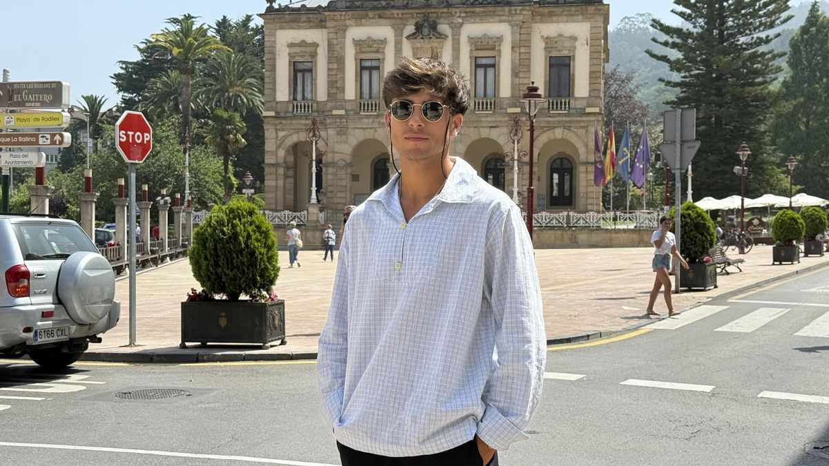 Eloy Servares, presidente de la Asociación de Fiestas del Portal, frente al Ayuntamiento de Villaviciosa