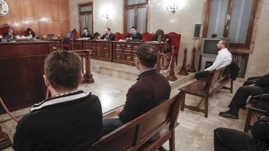 Los tres acusados por el asesinato de Benimussa, durante el juicio en la Audiencia Provincial.