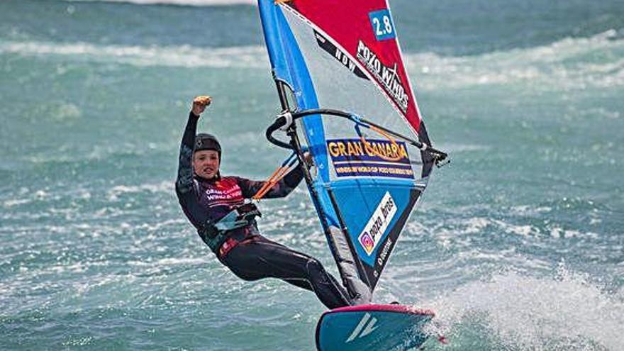 Alexia Kiefer, alemana afincada en Gran Canaria, celebra puño en alto el quinto puesto logrado ayer en una prueba del Mundial a los 14 años.