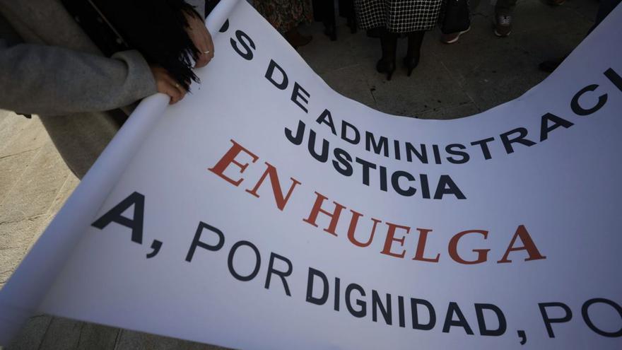 Los letrados de la Administración de Justicia iniciaron la huelga indefinida el 24 de enero. | | EFE