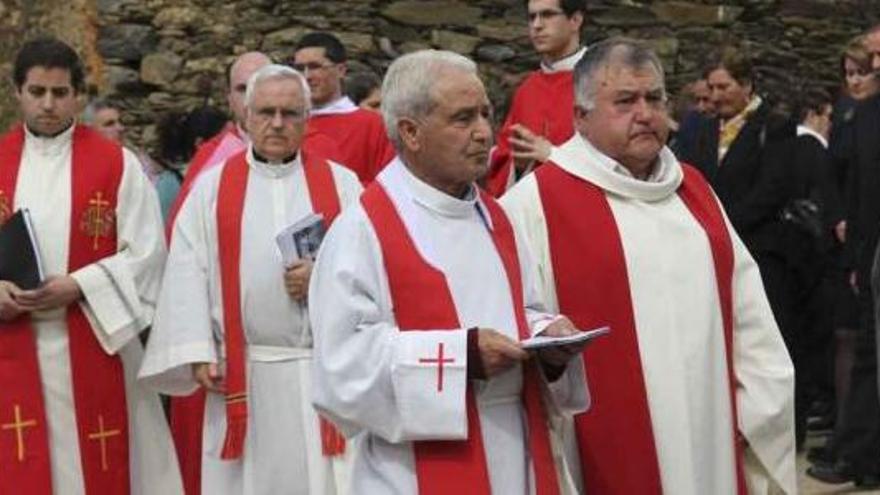 Jesús Calvo, en primera fila a la derecha, durante una celebración religiosa en Aliste.