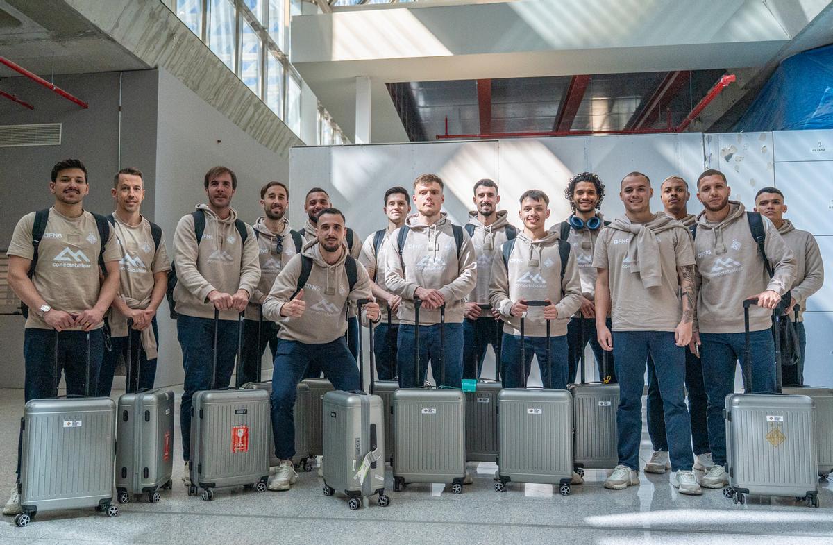 Los jugadores del Palma Futsal posan en el aeropuerto de Palma.
