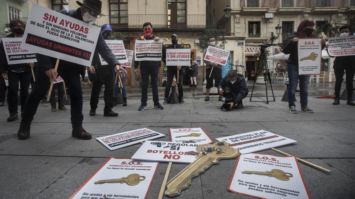 Protesta del colectivo del ocio frente al Palau de la Generalitat