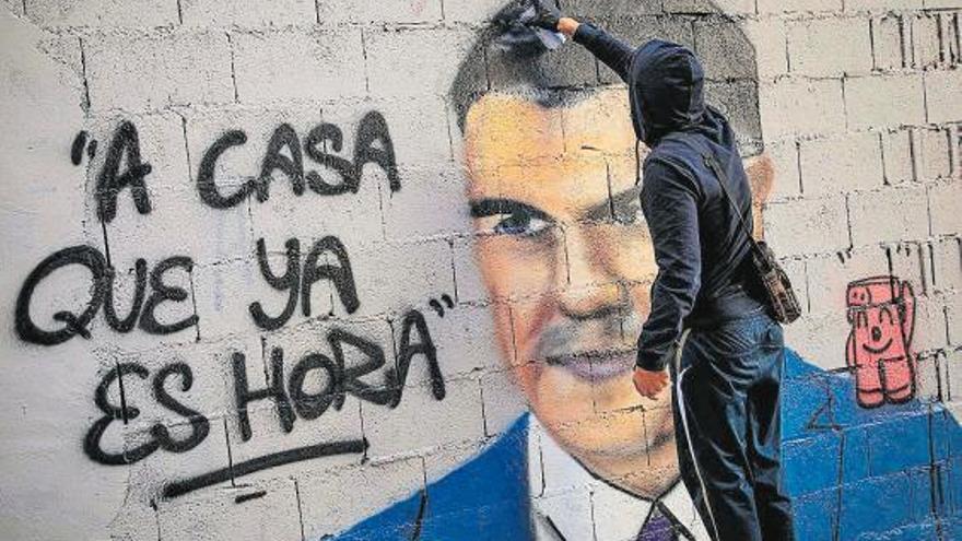 El artista J. Warx pinta en Valencia un grafiti que ironiza sobre un tuit que Sánchez escribió en 2012.