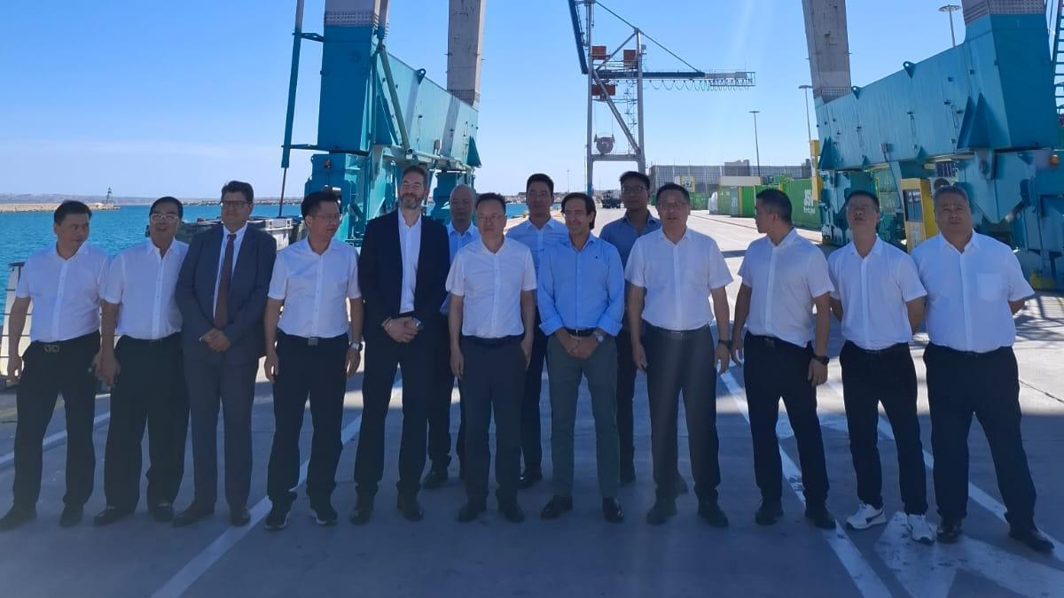 Los integrantes de la delegación china con los representantes del Puerto de Alicante.