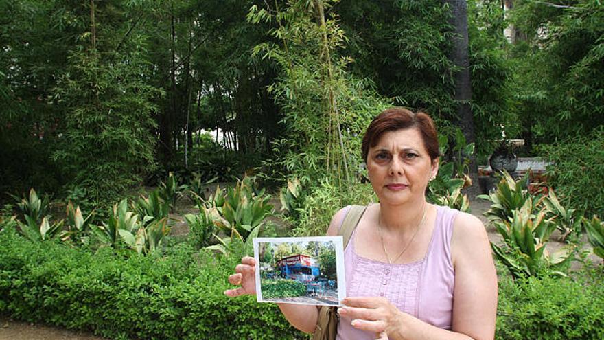 Parque. Mari Carmen Pérez, en el rincón donde se levantaba el kiosco, con una de las últimas fotos del establecimiento.