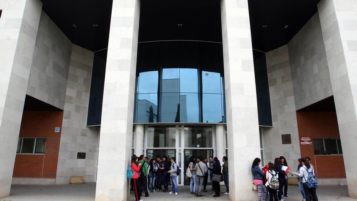 Estudiantes en el campus Miguel Delibes de la Universidad de Valladolid.