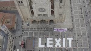 Imagen del lema Lexit desplegado por la asociación Conceyu País Llionés en la plaza de la Catedral de León.