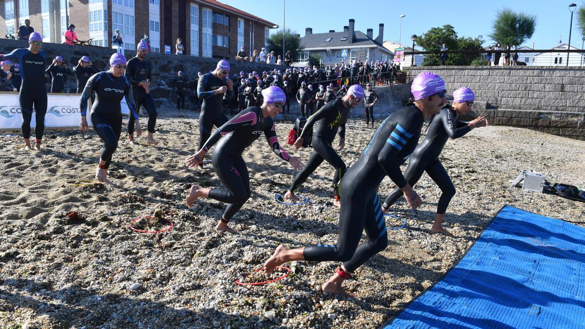 400 nadadores en la Travesía Costa Oleiros