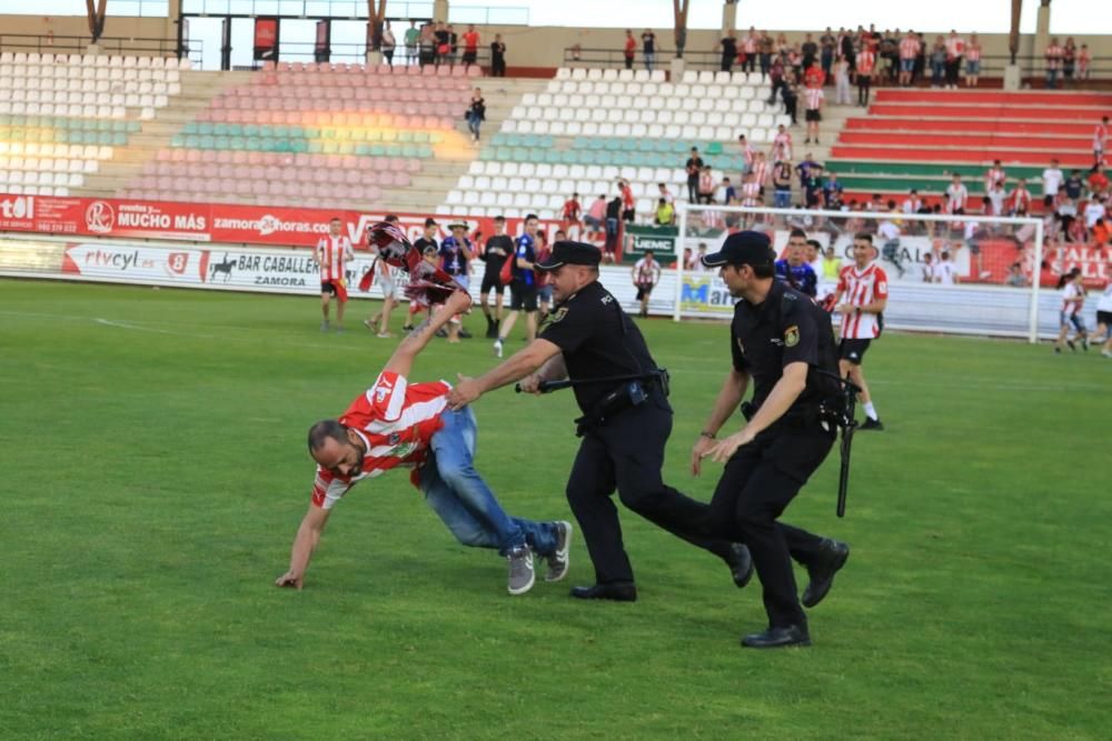 Los jugadores del Zamora CF lamentan la derrota