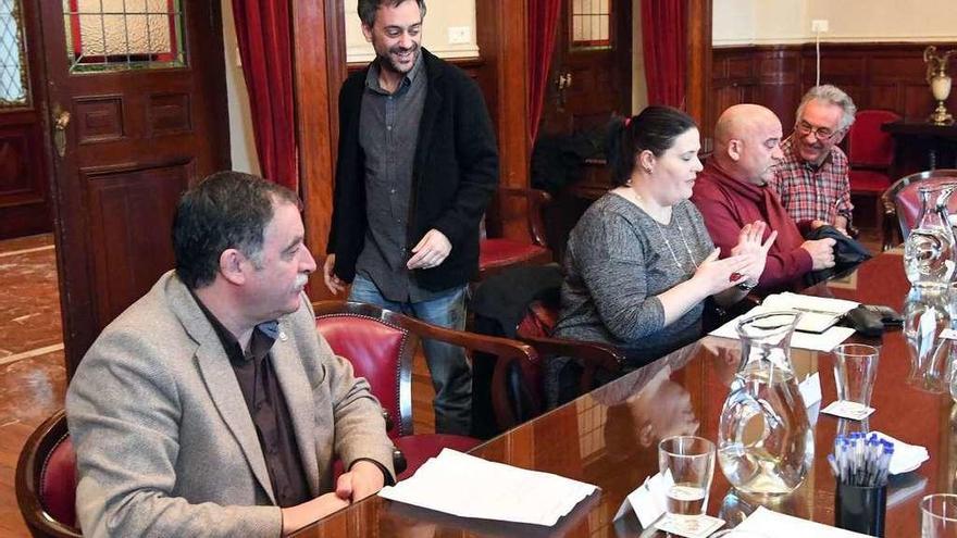 Ferreiro, entre los regidores de Oleiros y Bergondo, en una reunión de alcaldes en el Palacio de María Pita.