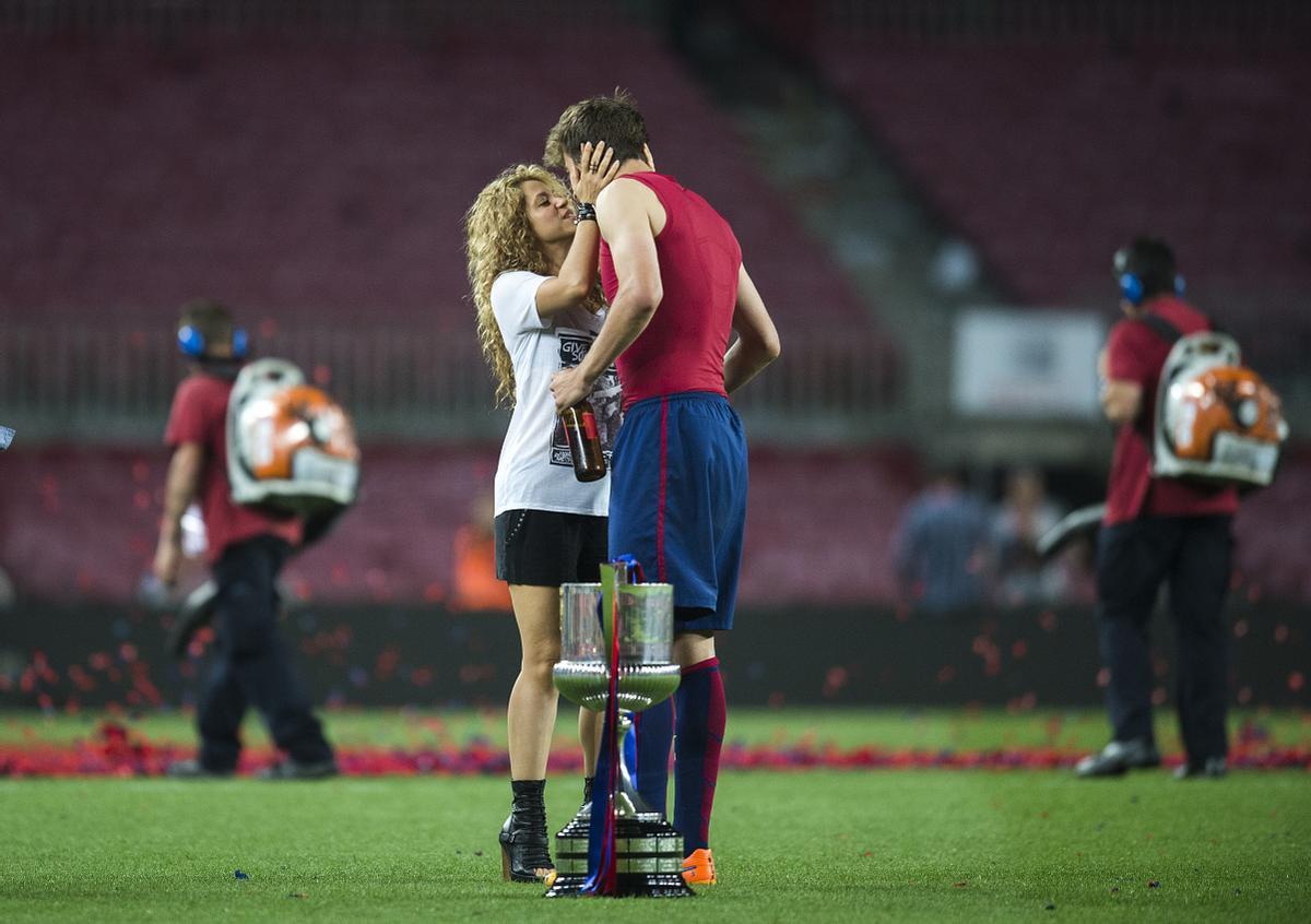 Barcelona 30.05.2015 Pique y Shakira se besan junto a la copa del rey tras la final de la Copa del Rey entre el Athletic de Bilbao y el FC Barcelona en el Camp Nou. Fotografia de Jordi Cotrina