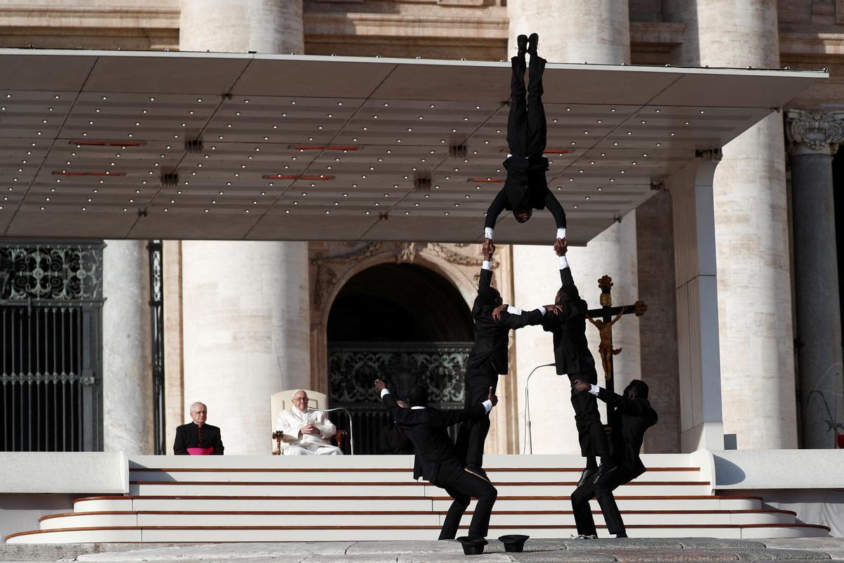 Un circo de Kenia actúa para el papa Francisco