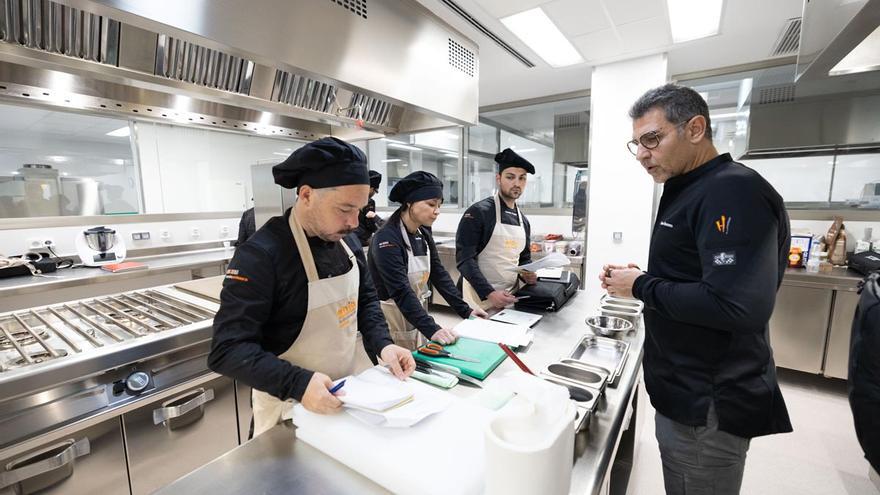 Once cocineros de Ibiza "juegan" a hacer tapas con un chef dos estrellas Michelin
