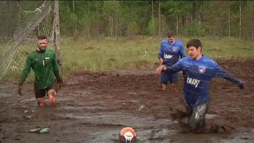 El 'fútbol barro' ameniza el deporte en Rusia mientras esperan el inicio del Mundial