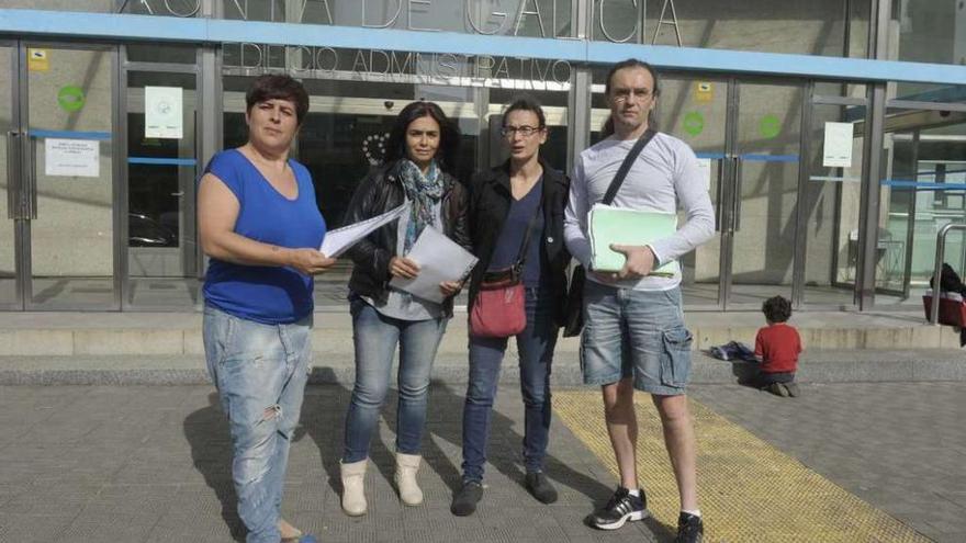 Representantes de padres y asociaciones vecinales, ayer ante la delegación de la Xunta en A Coruña.