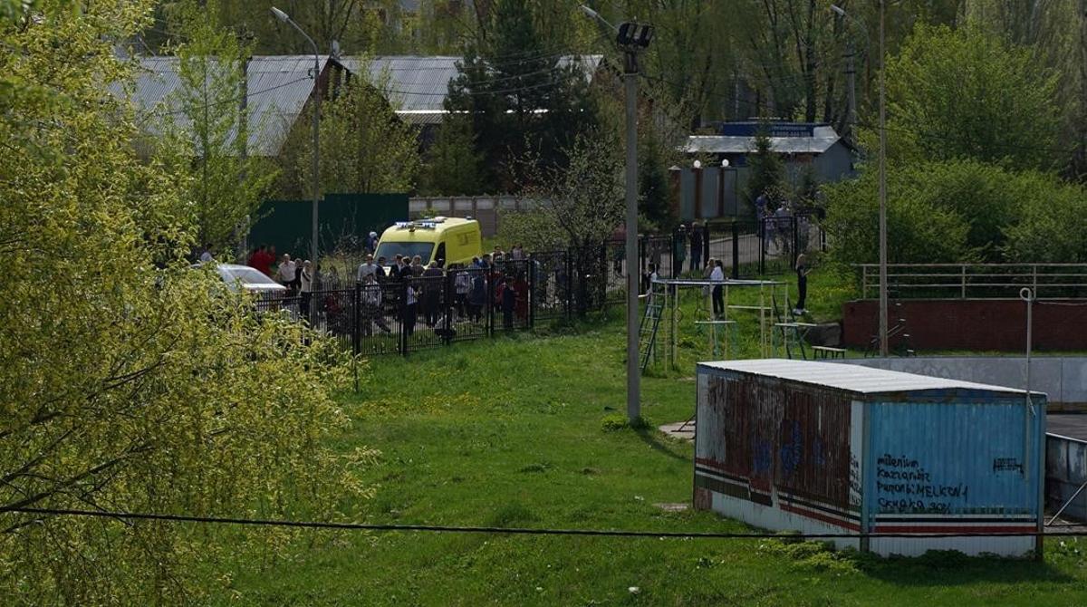 Evacuación de estudiantes en la escuela rusa de Kazán, donde se ha producido un tiroteo con muertos.