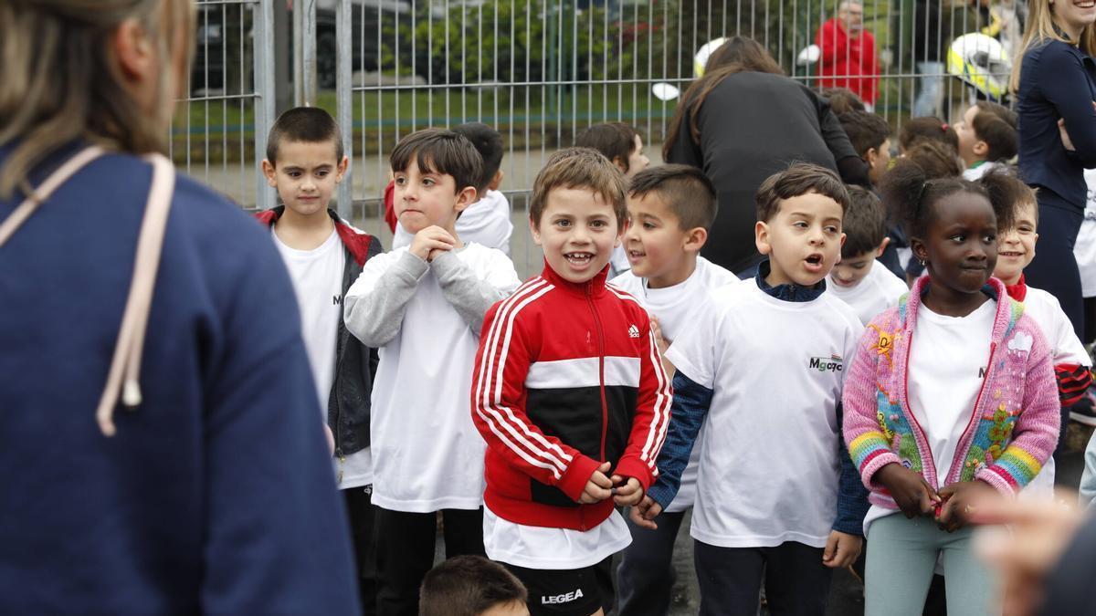 Un grupo de niños en un cross escolar.