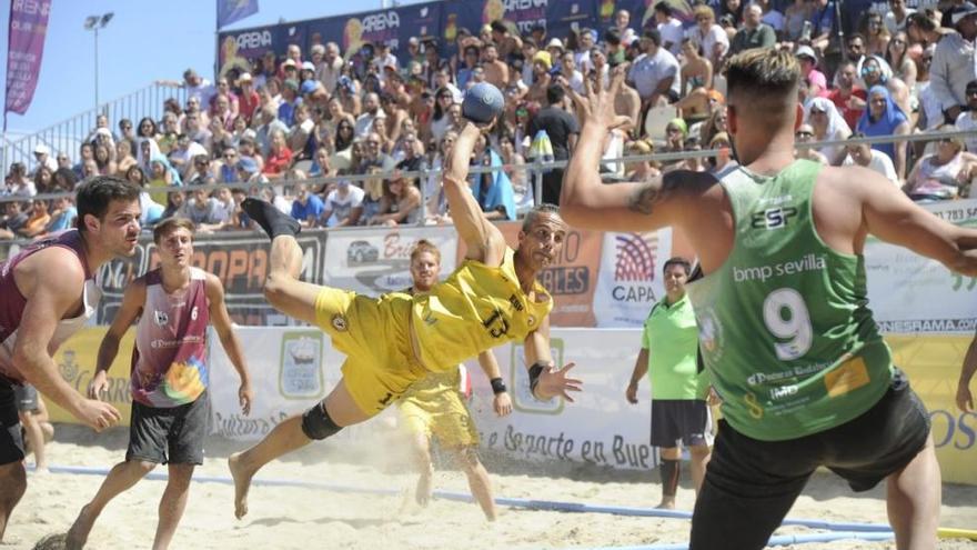 Un jugador lanza durante la final.