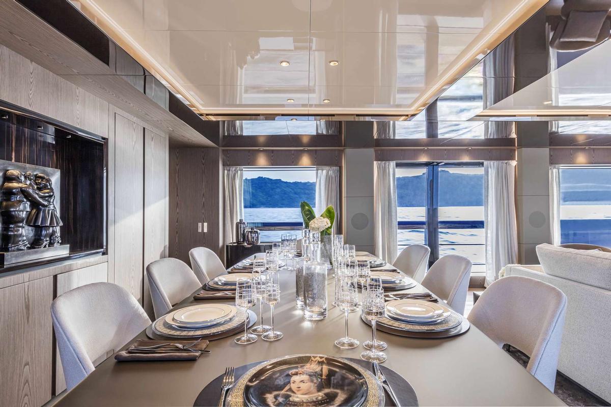Imágenes de un yate de lujo Saetta 106 construído por Custom Line