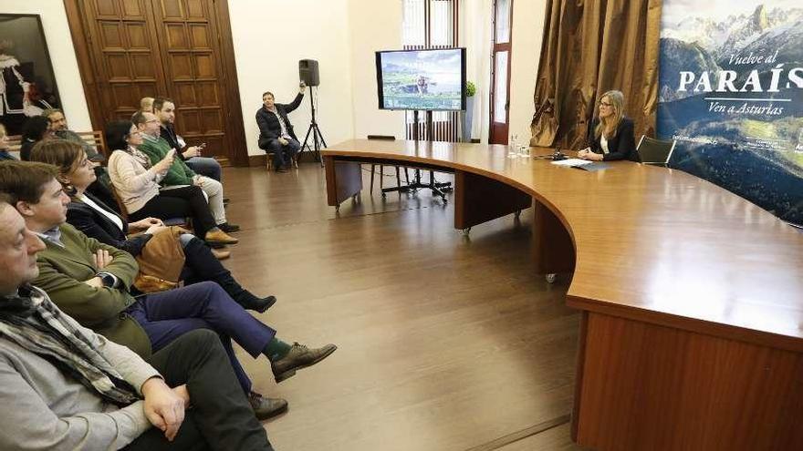 Graciela Blanco, a la derecha, durante la presentación del programa de Fitur en la Laboral de Gijón.