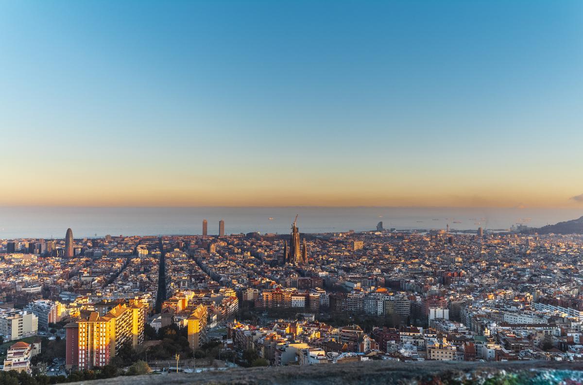 Skyline de la ciudad de Barcelona en la Hora Dorada con la Sagrada Familia y el mar Mediterráneo