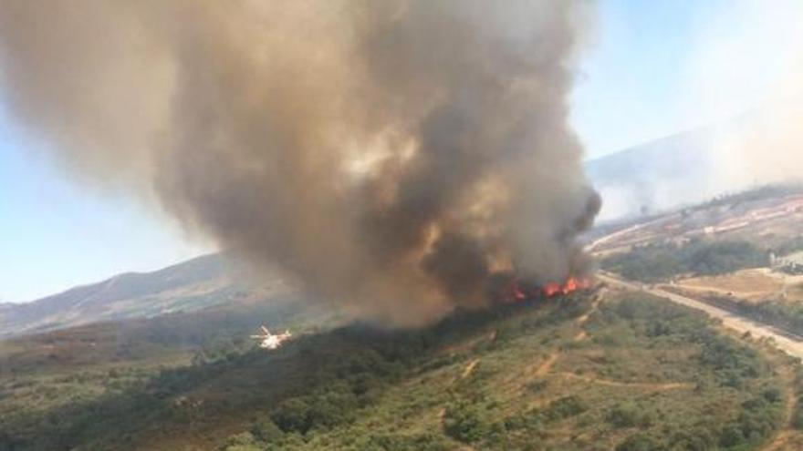 Vista aérea del incendio que amenaza viviendas en Baltar