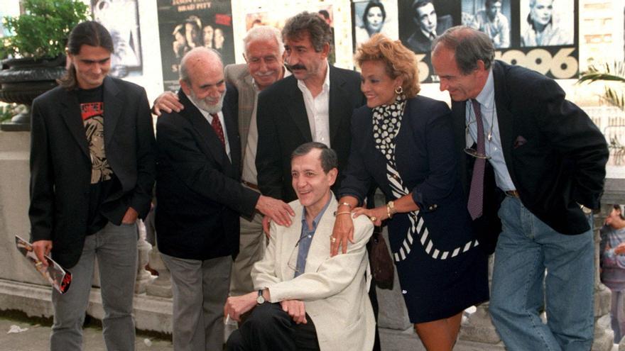 Fotografía de archivo del director de cine Eloy de la Iglesia (sentado), junto a los actores José Luis Marqués, Antonio Ferrandis, José Sacristán, Carmen Sevilla y Simón Andreu, en el Festival Internacional de Cine de San Sebastián.