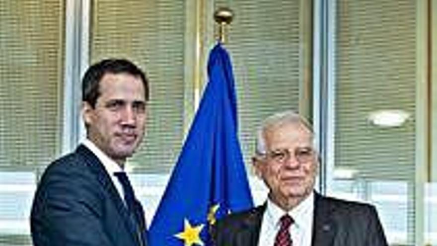 Juan Guaidó saluda Josep Borrell a la seu del Parlament Europeu a Brussel·les.