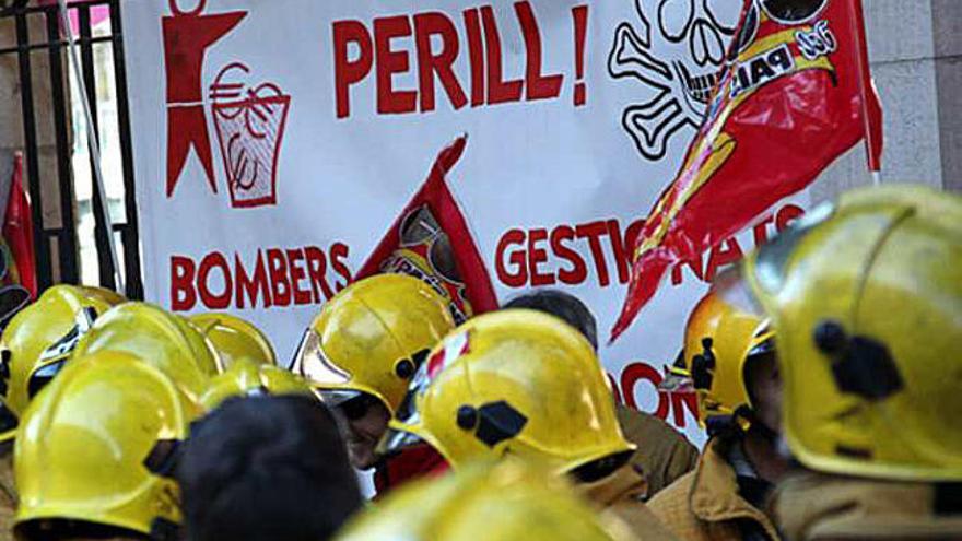 Una protesta de Bomberos frente a la Diputación.