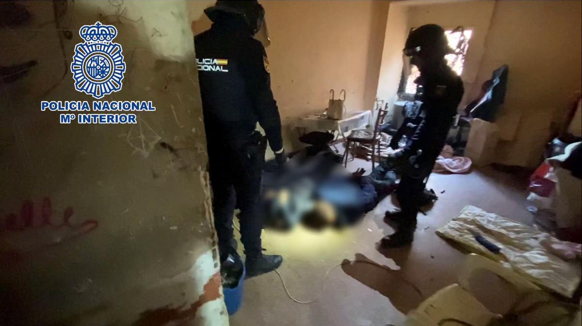 Imagen policial de uno de los registros en Elche con detenidos tumbados en el suelo.