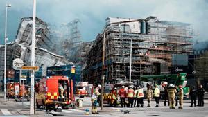 La Bolsa de Valores, uno de los edificios más antiguos de Copenhague, arrasada por un incendio.